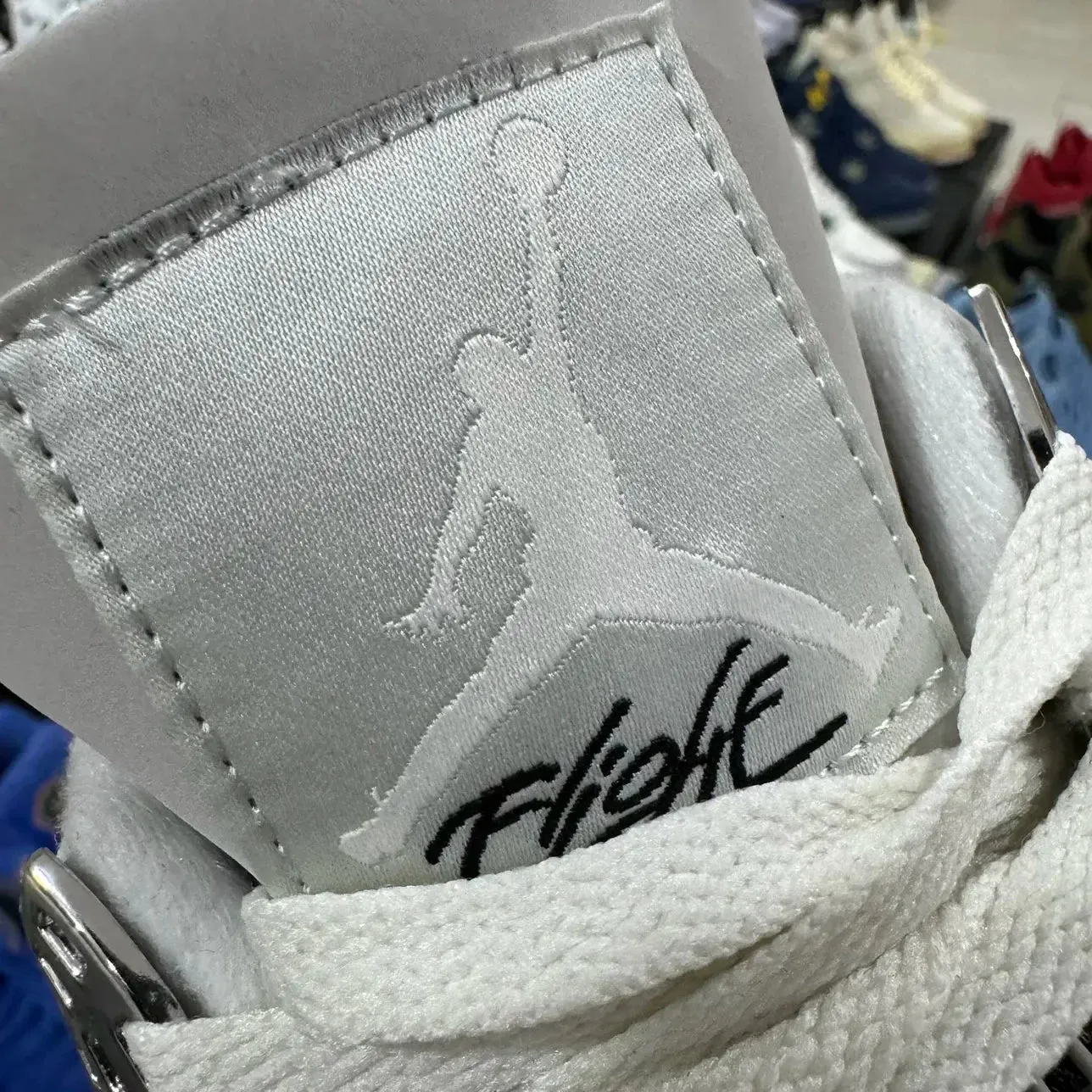 Classic Retro 4 Sneakers - Frozen Moments