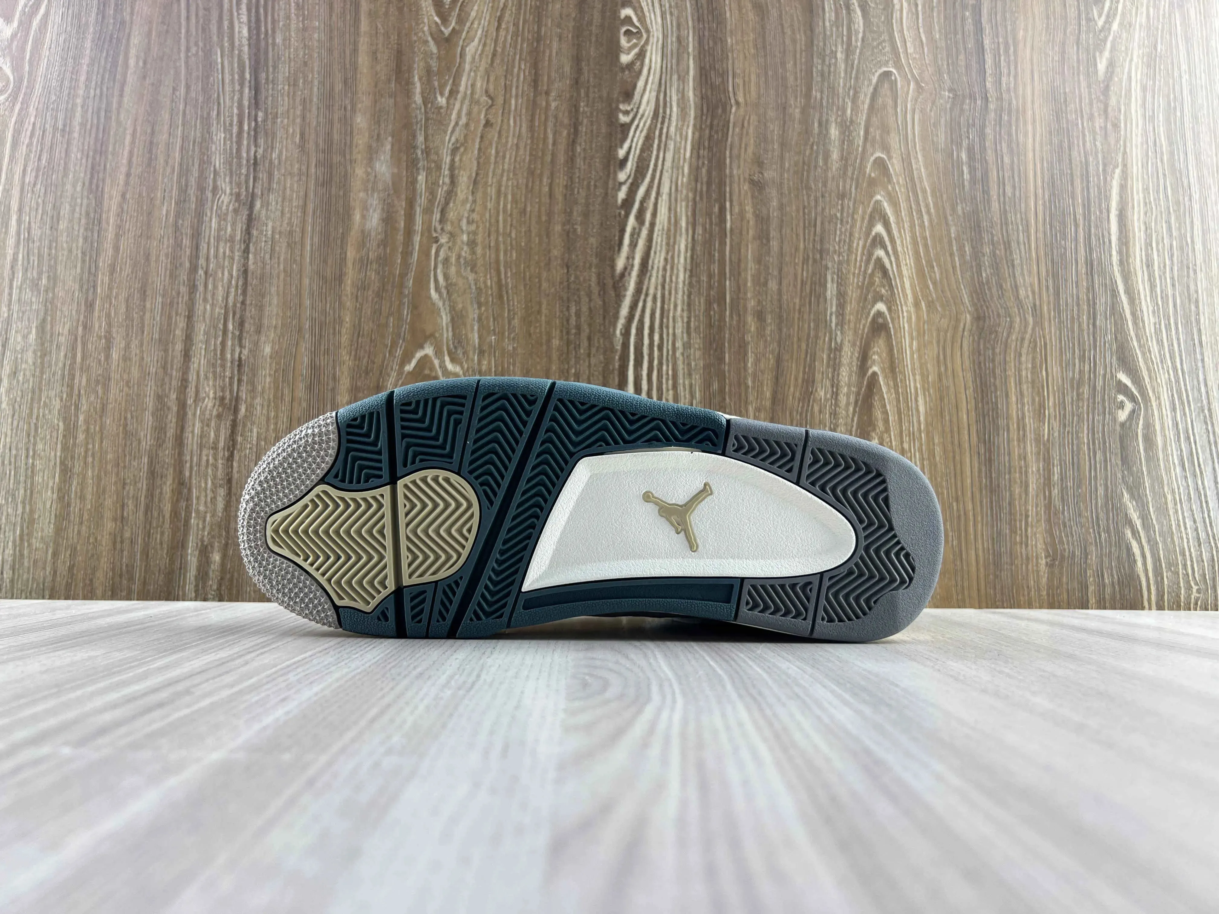 Classic Retro 4 Sneakers - SE Low Craft
