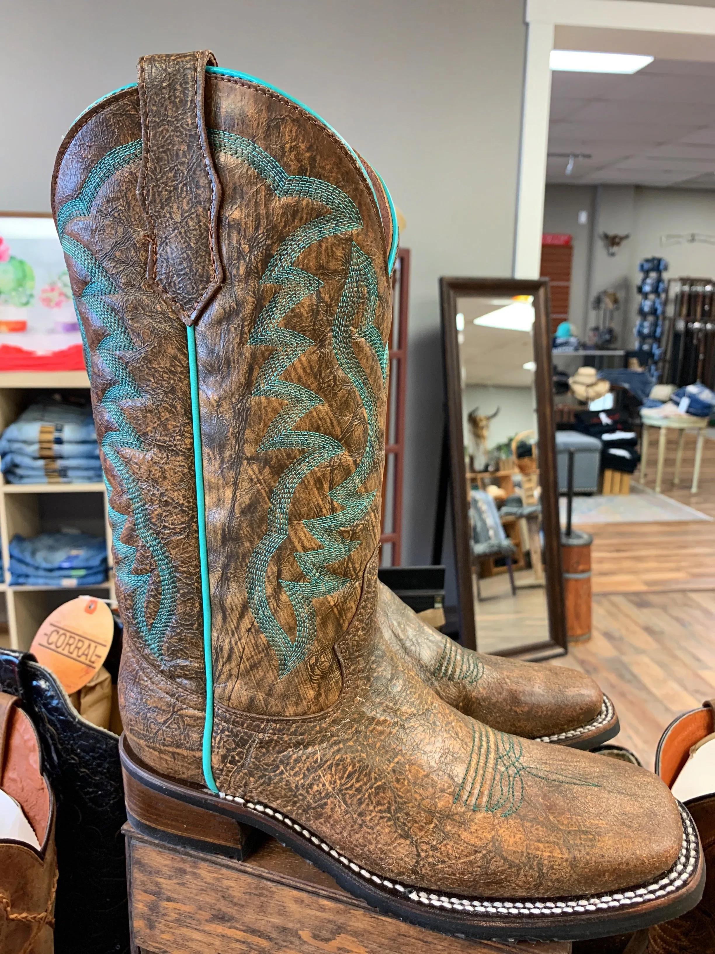 Corral Ladies Embroidery Wide Square Toe L5722