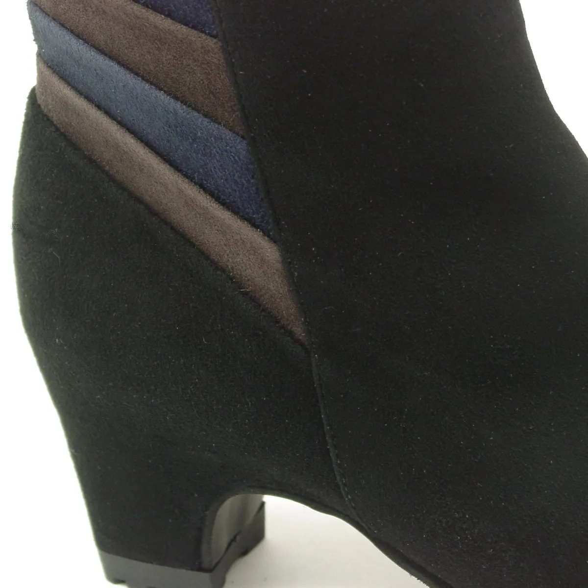 P1305 M Black
