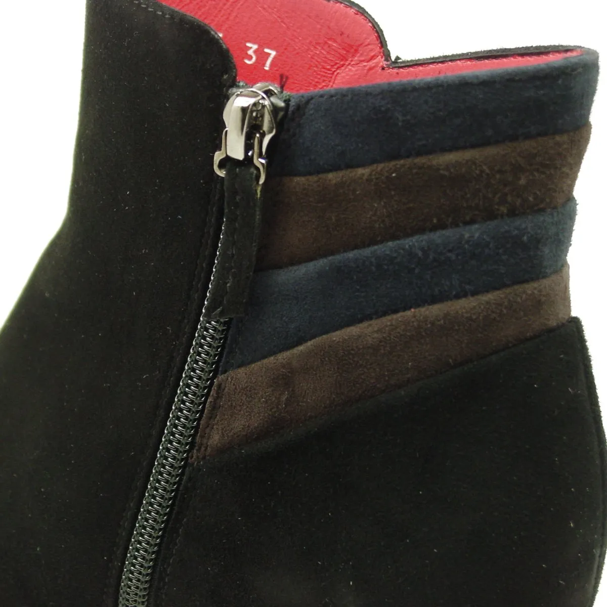 P1305 M Black