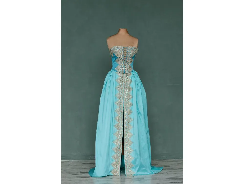Renaissance dress with pantaloons and open skirt